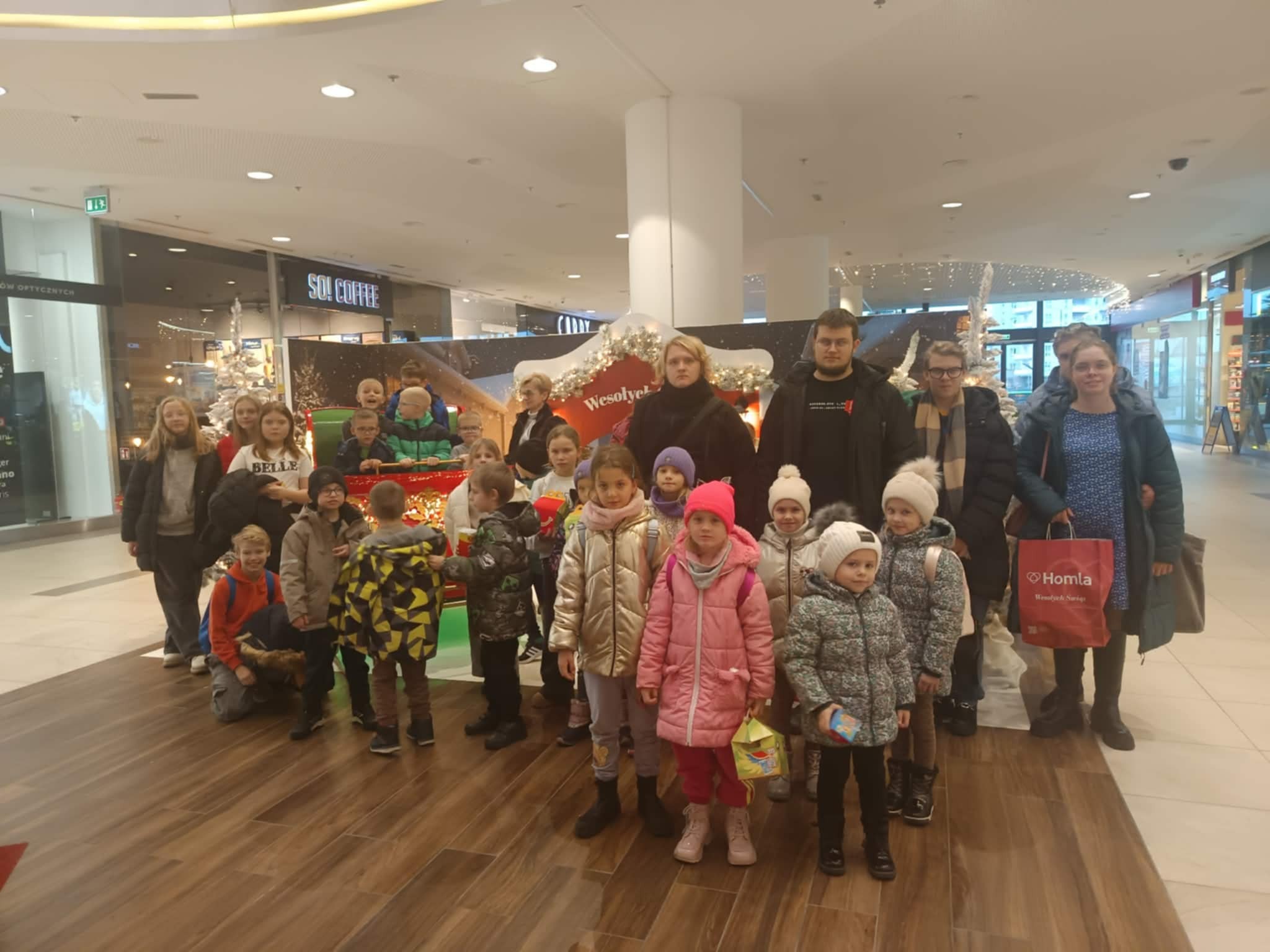 grafika przedstawia zdjęcie podopiecznych pieczy zastępczej wraz z opiekunami uczestniczących w wyjeździe do kina w Elblągujpg